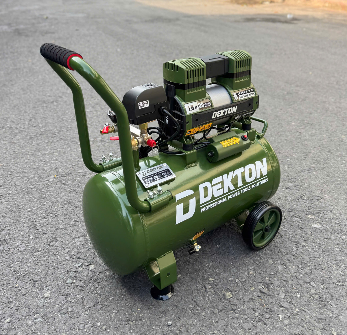 MÁY NÉN KHÍ KHÔNG DẦU DEKTON – BẢO HÀNH BÌNH NÉN 3 NĂM 👉 Model: DK-AC3930XPRO (Màu Olive New) 👉 Công suất: 1.8Hp (1300W)
