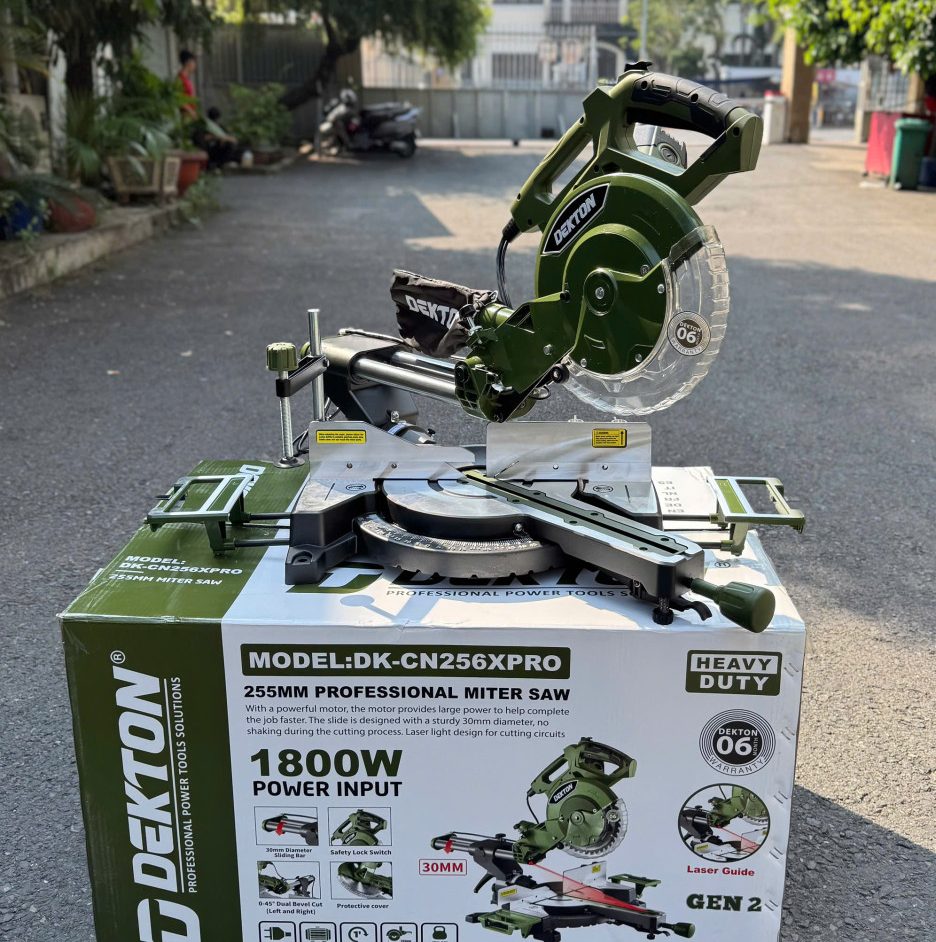 MÁY CẮT NHÔM TRƯỢT 255MM – ĐƯỜNG KÍNH TI TRƯỢT LỚN 30MM 👉 MODEL: DK-CN256XPRO (Màu Olive ) 👉 Điện áp: 220V~50Hz 👉 Công suất: 1800W