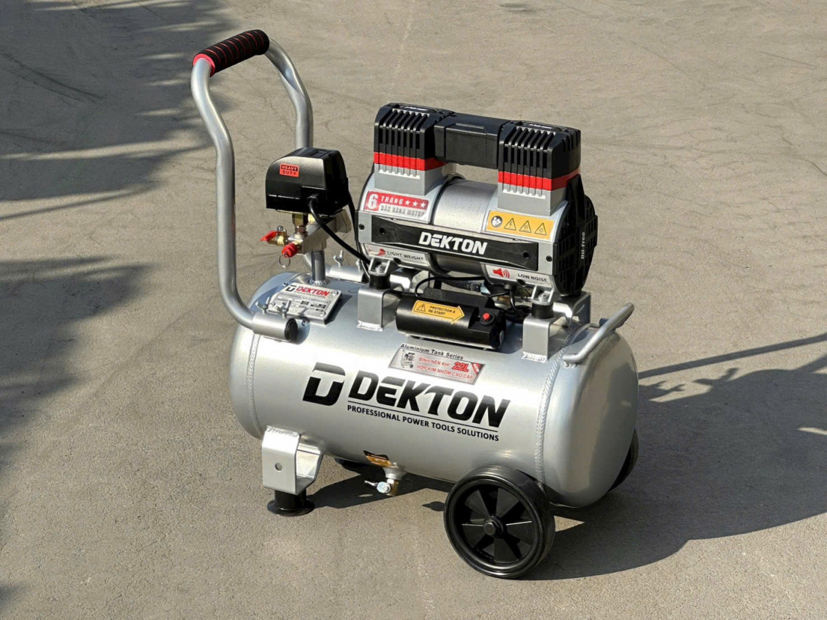 BÌNH NÉN KHÍ HỢP KIM NHÔM CAO CẤP – BẢO HÀNH BÌNH NÉN 5 NĂM 👉 Model: DK-AC3925PROMAX (Màu Xám Bạc) 👉 Công suất: 1.8Hp (1300W) 👉 Lưu lượng khí: 200L/phút 👉 Áp lực tối đa: 7Bar 👉 Thể tích bình 22L. Thời gian lên hơi đầy bình 56 giây