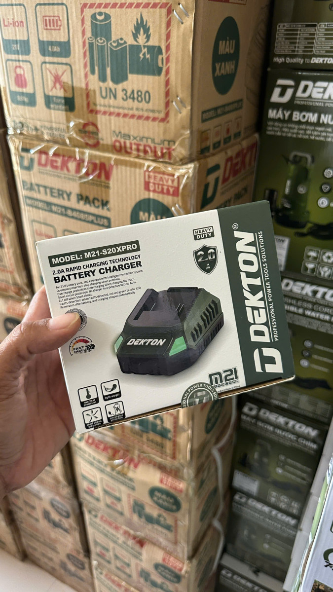 Sạc pin hiệu DEKTON, model M21-S20XPRO, màu olive